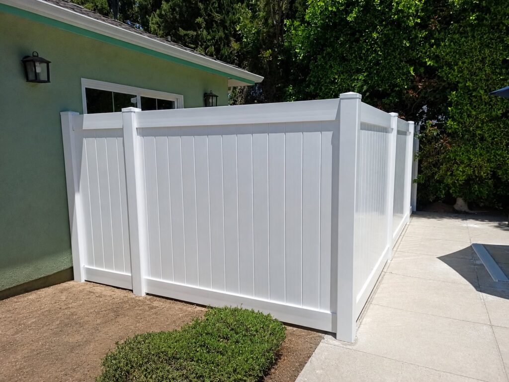 White vinyl privacy fence wrapping a yard corner next to a house in Los Angeles