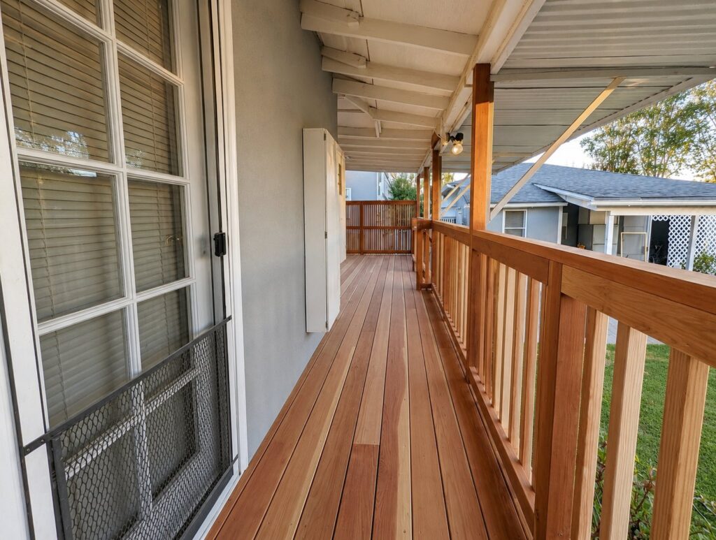Narrow side passage redwood deck connecting the house and patio — Los Angeles